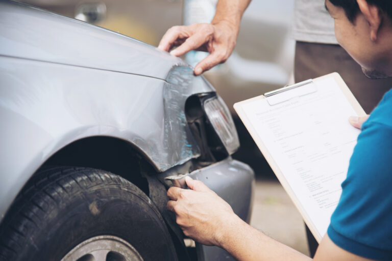 ¿Cómo hacer un reclamo de seguro de auto efectiva?