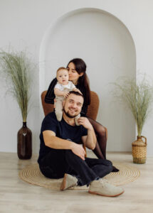 Una familia con su bebé en casa