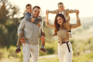 Una familia disfruta de un día al aire libre